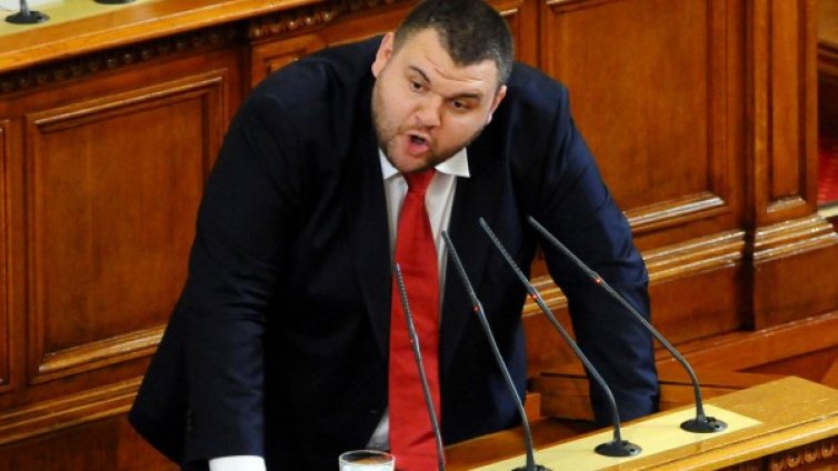 Близнашки за решението на КС за Пеевски: Правен абсурд!