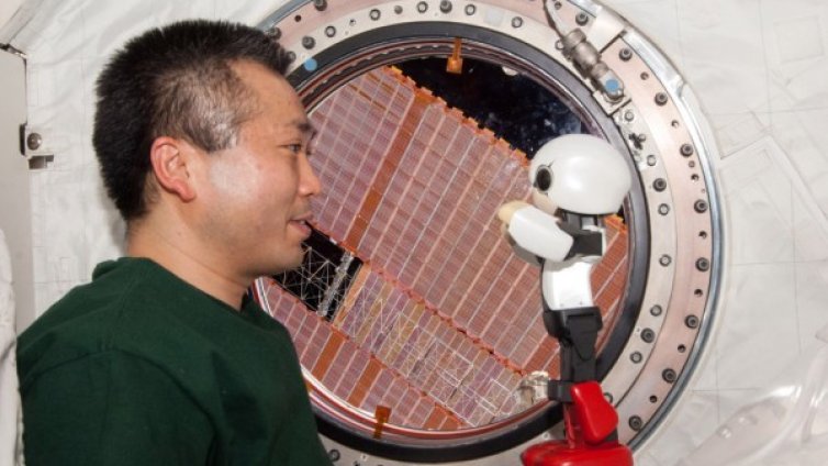 Робот и астронавт разговаряха в космоса