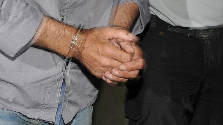 Арест за мним санитар, опитал да измъкне 5 бона от баба