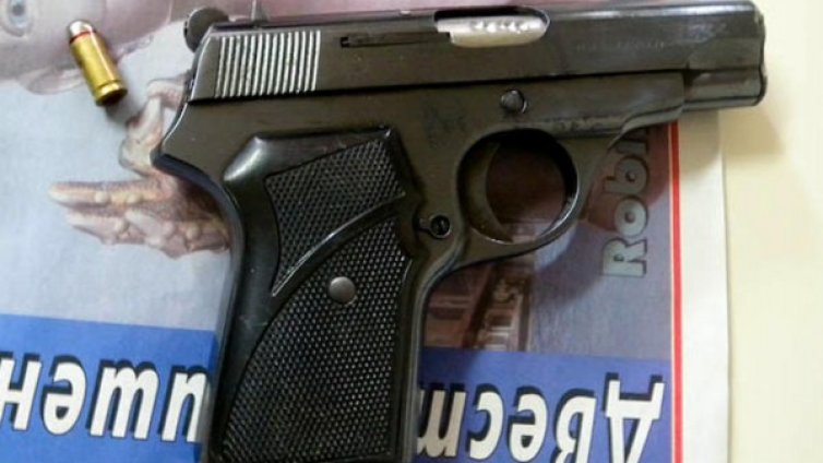 Мъж изгони жена с изстрел във въздуха