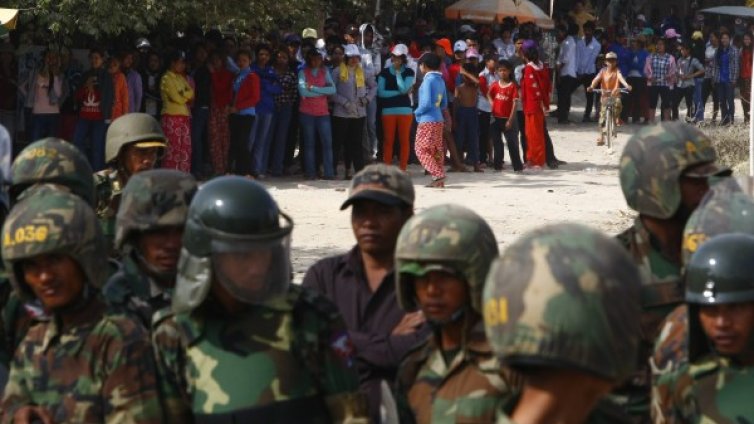 Полицията в Камбоджа откри огън по протестиращи работници 