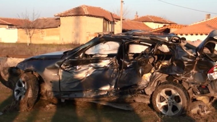 Шофьорът на пометената от влак кола е с опасност за живота