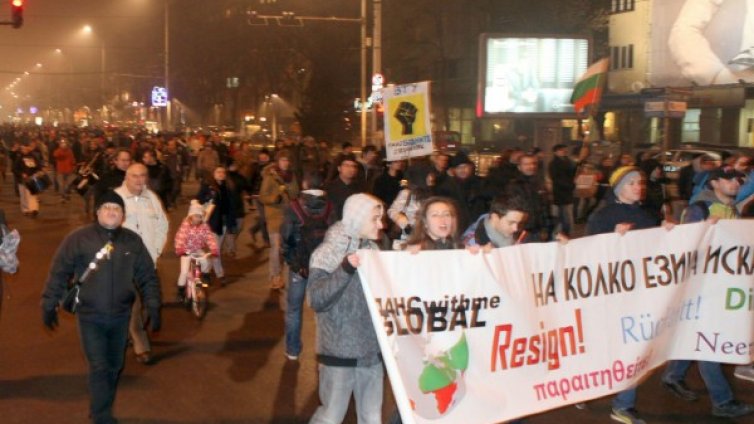 "Facebook слага край на мирните протести"