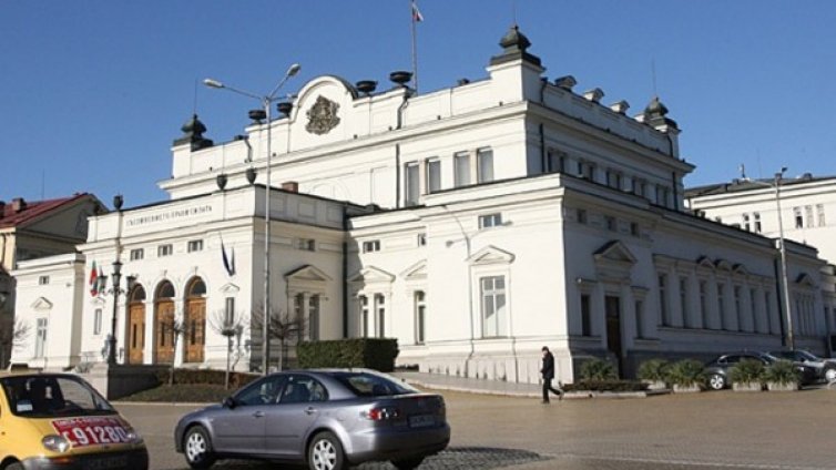 Тежко ПТП пред парламента. Ранени са жена и дете