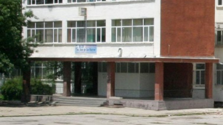 Вандал изпочупи 33 прозореца на училище в Сливен
