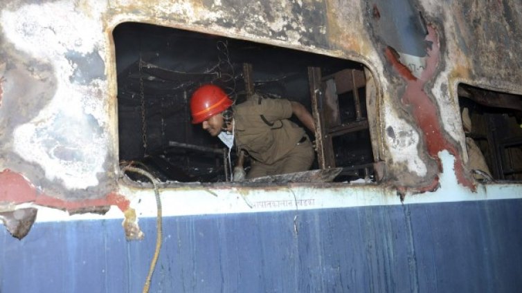 Девет жертви взе пожар във влак в Индия