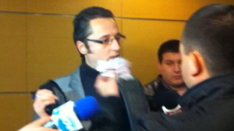 Не е война, но любов ли е, питам...*