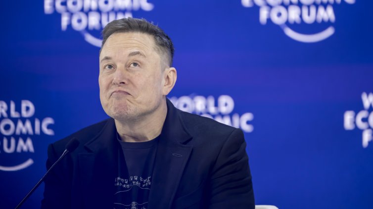 Мъск дава 260 евро на ден за работа от вкъщи  