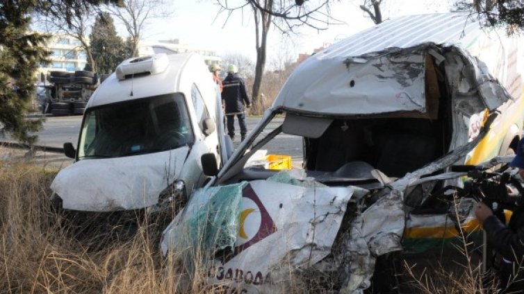 Бетоновоз се удари челно с бус, повлече и лека кола 