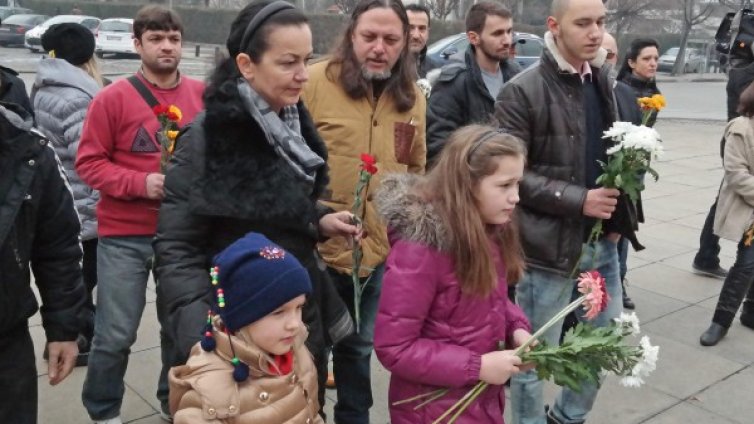 Сирийци с цветя пред паметника на Васил Левски
