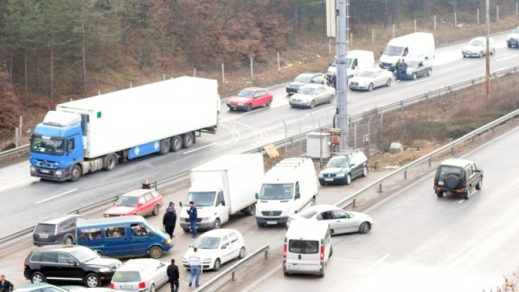 Аварирал ТИР запуши с часове тунела Витиня