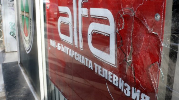 Счупиха стъкла на офиси на ГЕРБ и "Атака" във Варна