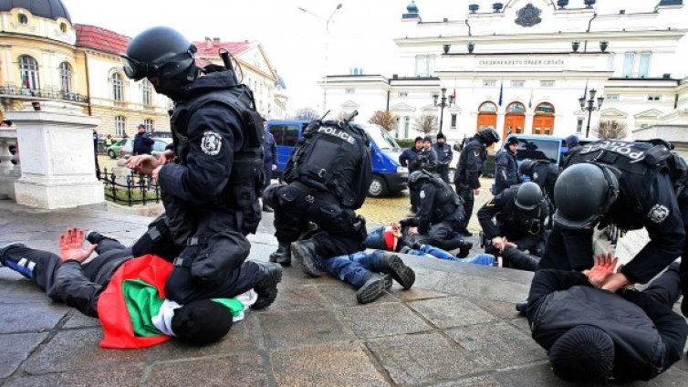 Екшън пред НС &ndash; Петното и приятели с белезници