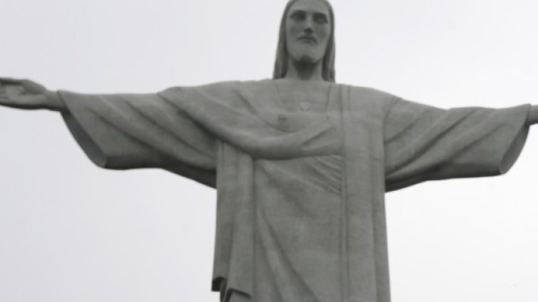 Мълния отчупи пръста на статуята на Исус край Рио де Жанейро