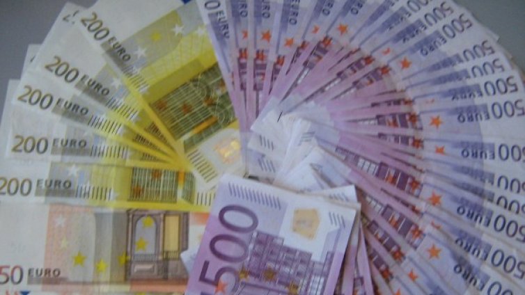 Иззеха недекларирана валута за 64 000 лева