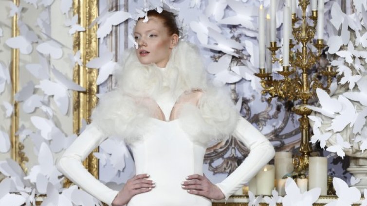 Богини в бяло на подиума в Париж