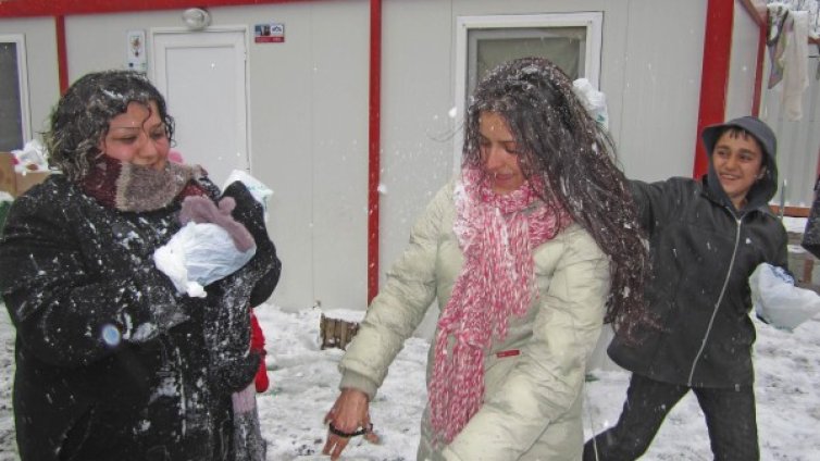 Сирийци се радват на снега - някои за пръв път 