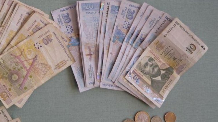 Столичанин измамил 13 учители от Великотърновско