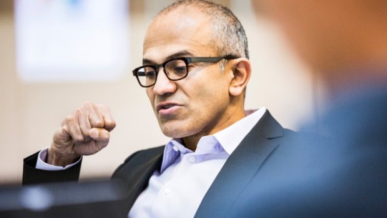 Балмър предава шефското кормило в Microsoft на Надела