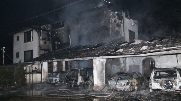 Пожар изпепели коли, порази къща в "Симеоново"