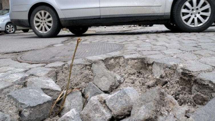 Пропускливост и в ремонтните тапи на София