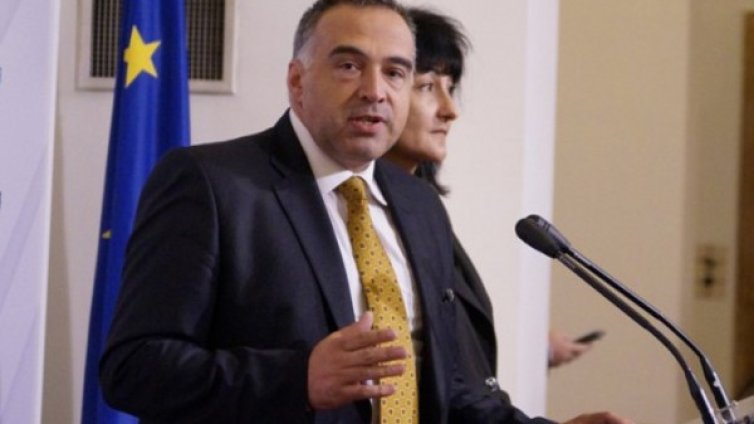 Кутев към Миков: Спрете приятелките на Ненков!