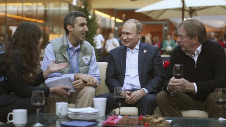 Путин топи ледовете със САЩ, отби се при олимпийците им 