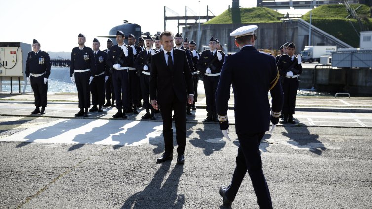 Франция изпраща в Средиземно море самолетоносача "Шарл де Гол"