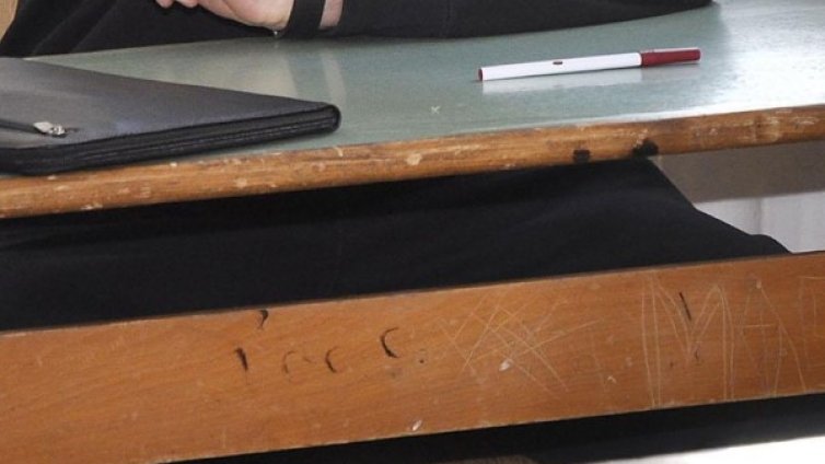 МОН успокои: Има време за нови учебни програми