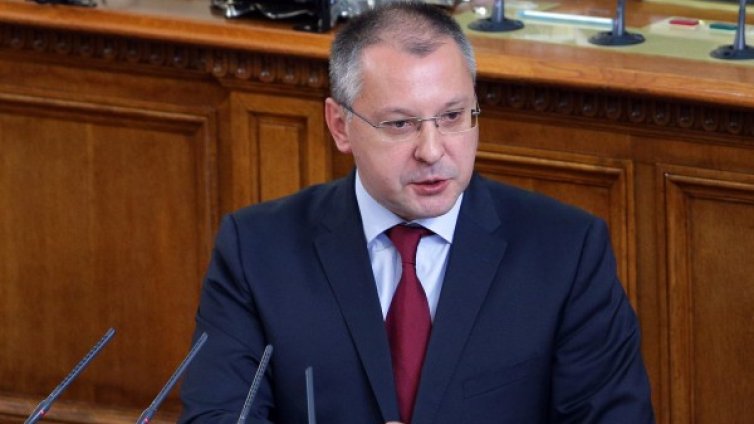 Младежите на ГЕРБ раздават флаери със Станишев: Не гледай какво говоря, а какво правя!