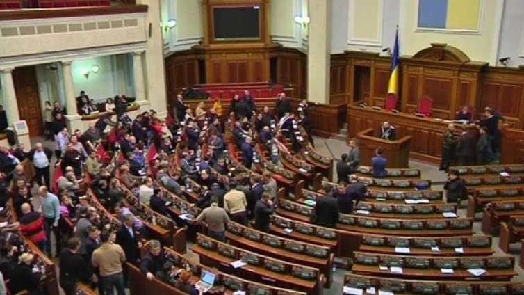 Парламентът изтегли полицията от центъра на Киев 