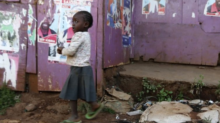 Американец ще ходи бос една година