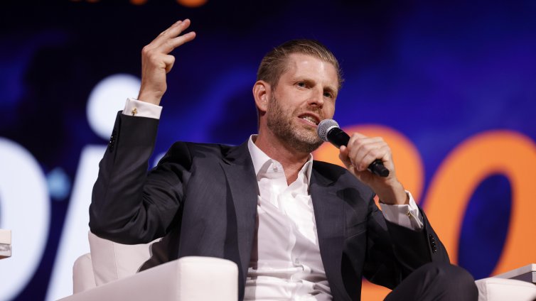 Ерик Тръмп разгневи християните: Баща му спасявал Бог 