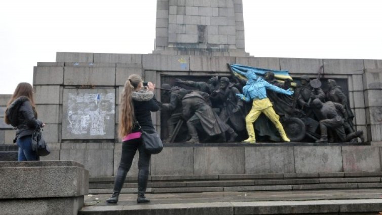 "Евронюз" свали снимката на боядисания паметник в София