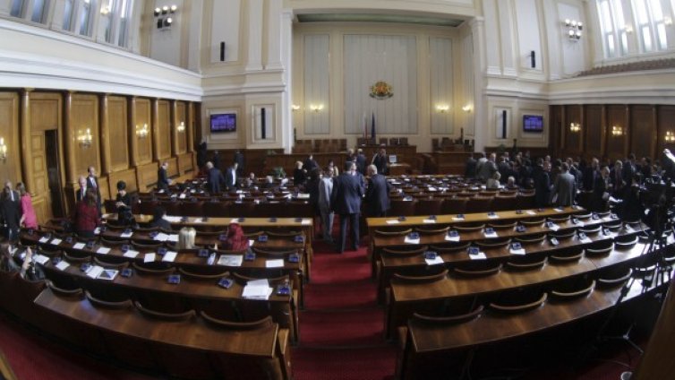 Двама нови депутати се заклеха в парламента