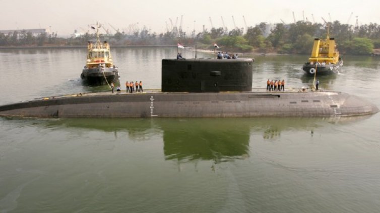Седем моряци пострадаха при инцидент на индийска подводница