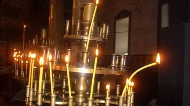 Арестуваха 22-годишен апаш, свил свещник от църква