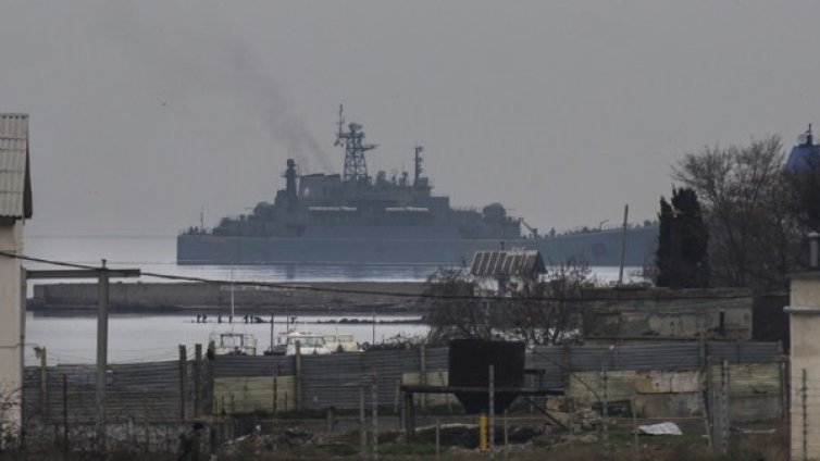 Украински бойни кораби напускат Севастопол 