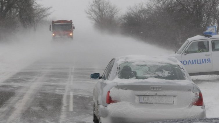 Снегът затвори прохода Беклемето 