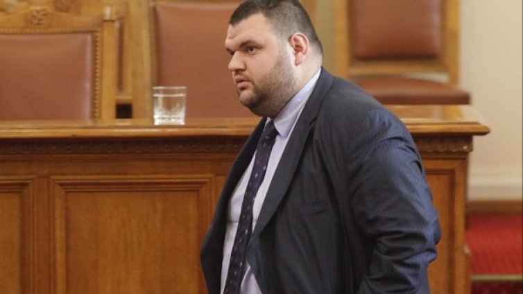 Никога не съм молил Цветанов за срещи, отсече Пеевски 