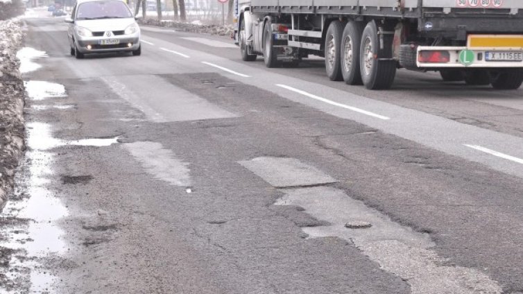 Мекото време пощади улиците от дупки, ями, кратери....