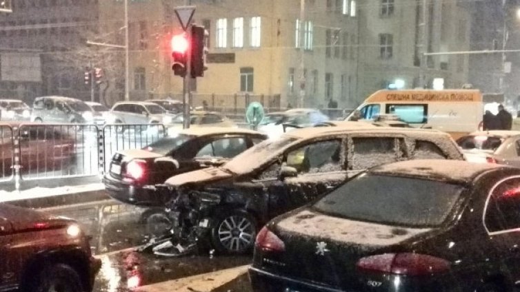 Помлени коли след верижно ПТП на "Опълченска"