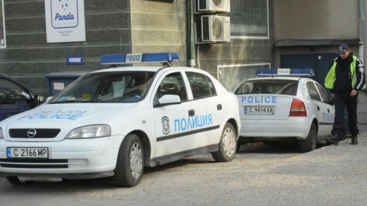 Закопчаха мъж, трошил кола с щанга