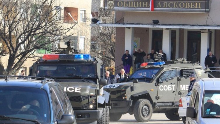 Убит и ранени полицаи при стрелба на психично болен в Лясковец