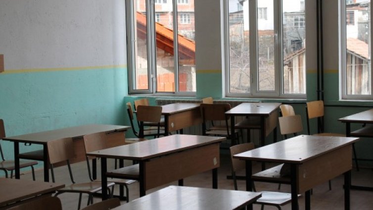 Неочаквана ваканция за 50 школа поради липса на пари 