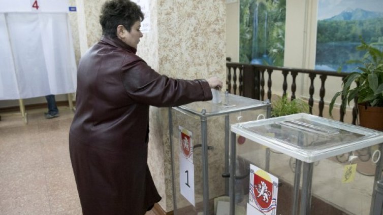Висока е активността в първия час на референдума в Крим