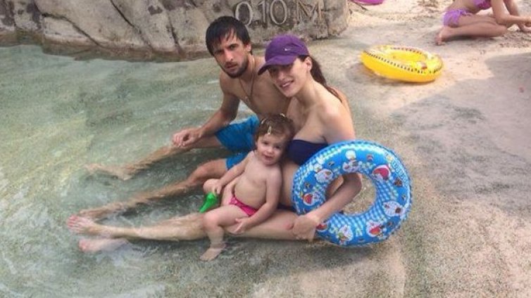 Дарко Тасевски и бременната Ромина на плаж в Тайланд