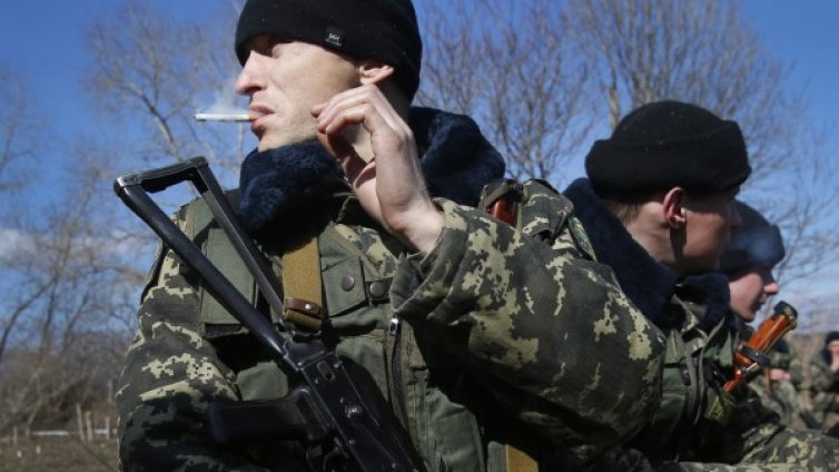 Руска полиция ескортира напускащи Крим украински войници