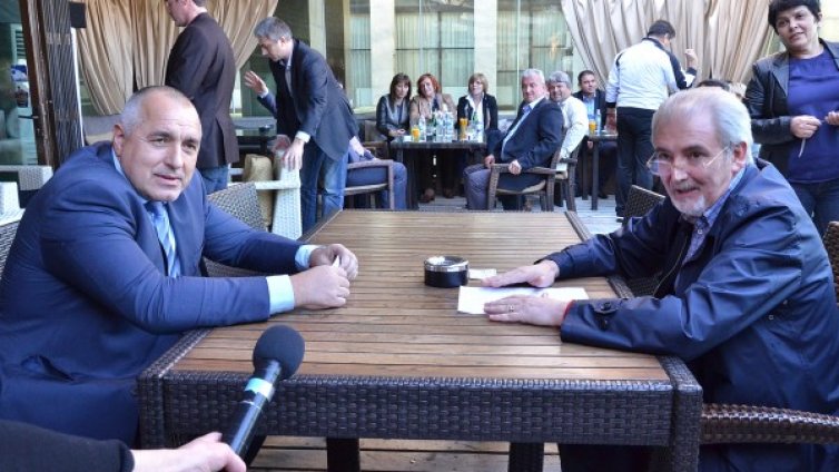 Борисов и Местан седнаха на една маса на кафе в Кърджали