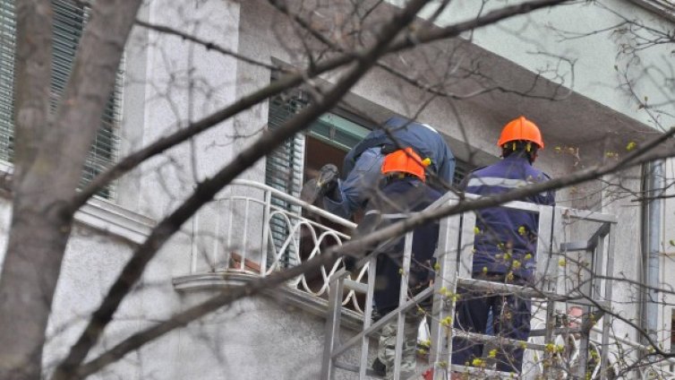 Пет часа преговаряха със самоубиец във Варна